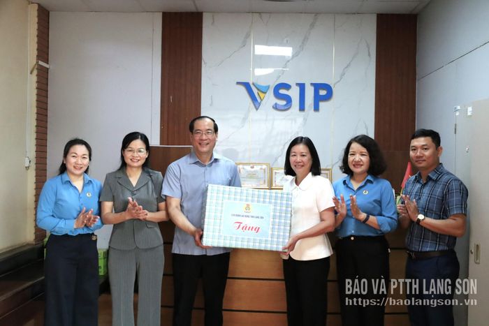 Đồng chí Dương Xuân Huyên, Ủy viên Ban Thường vụ Tỉnh ủy, Phó Chủ tịch Thường trực HĐND tỉnh trao quà cho đại diện Công ty TNHH VSIP