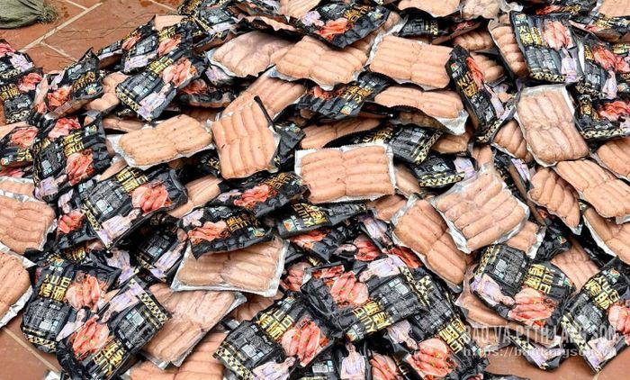 Sản phẩm xúc xích không rõ nguồn gốc xuất xứ bị lực lượng chức năng kiểm tra, thu giữ