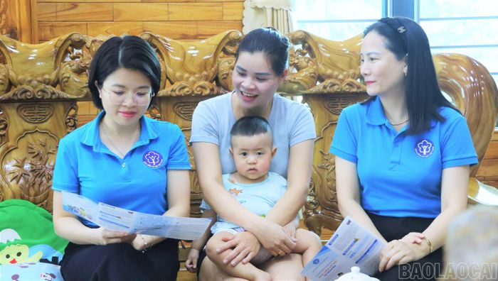 Vợ chồng chị Hoàng Thị Thìn ở tổ 13, xã Lục Yên cùng tham gia bảo hiểm xã hội tự nguyện.