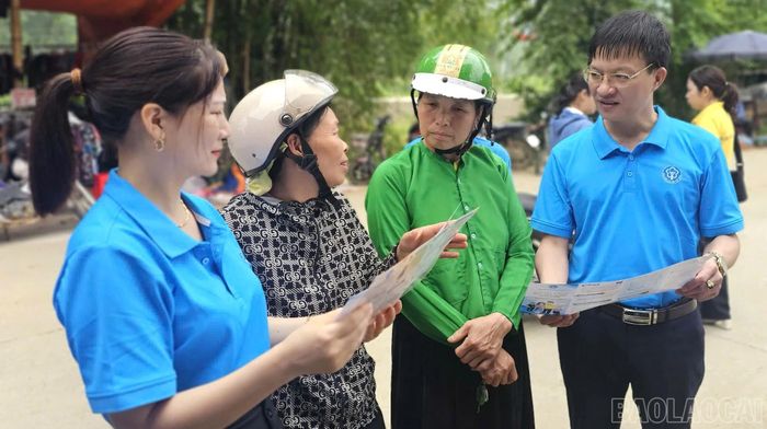 Bảo hiểm xã hội cơ sở Lục Yên tuyên truyền về bảo hiểm xã hội tự nguyện, bảo hiểm y tế cho người dân xã Lâm Thượng.