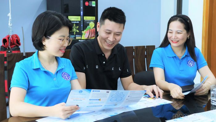 Bảo hiểm xã hội cơ sở Lục Yên chú trọng thực hiện công tác chăm sóc, duy trì người đang tham gia nhằm hạn chế tình trạng gián đoạn.