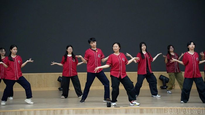 Câu lạc bộ Dance có hơn 40 thành viên tham gia.
