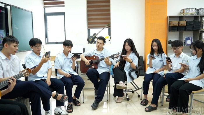 Một buổi sinh hoạt đầy cảm hứng của các thành viên Câu lạc bộ Melody tại Trường THPT Chuyên Lào Cai.