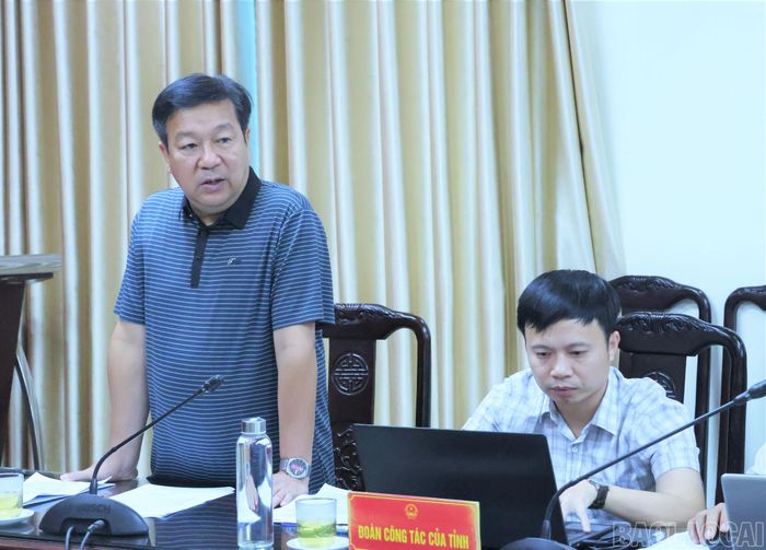 Đồng chí Nguyễn Thành Vinh - Phó Giám đốc Sở Tài chính trả lời ý kiến lãnh đạo các xã.