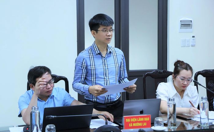 Lãnh đạo UBND xã Mường Lai báo cáo tại buổi làm việc.