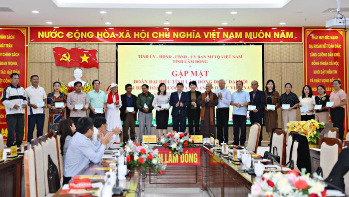 Đồng chí Y Thanh Hà Niê Kđăm - Ủy viên Ban Chấp hành Trung ương Đảng, Bí thư Tỉnh ủy, Trưởng Đoàn ĐBQH tỉnh Lâm Đồng chúc mừng đoàn đại biểu của tỉnh tham dự Đại hội đại biểu toàn quốc Mặt trận Tổ quốc Việt Nam lần thứ XI