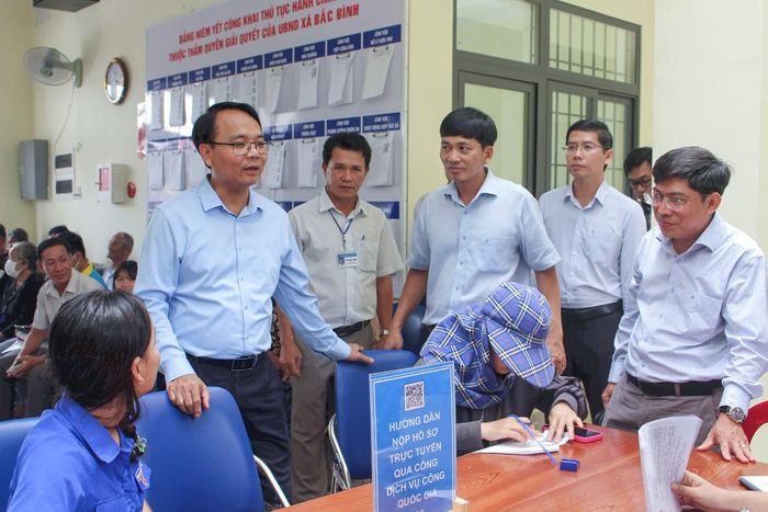 Đồng chí Đặng Hồng Sỹ, Phó Bí thư Thường trực Tỉnh ủy Lâm Đồng kiểm tra hoạt động của Trung tâm Phục vụ hành chính công xã Bắc Bình
