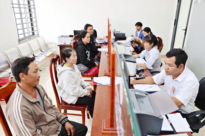 Cán bộ Trung tâm Phục vụ hành chính công xã Tà Đùng tiếp người dân