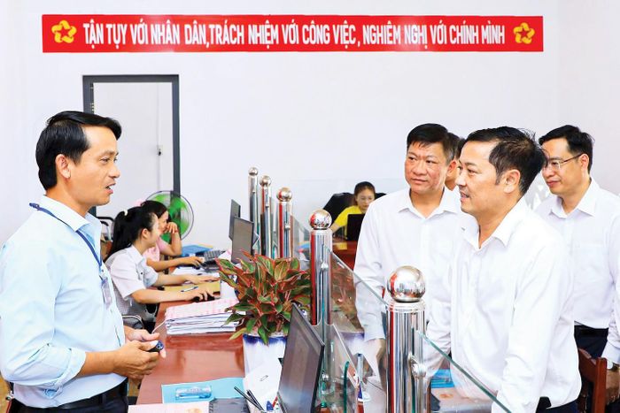 Công chức tại Trung tâm Phục vụ hành chính công xã Nam Đà báo cáo với Phó Chủ tịch UBND tỉnh Lê Trọng Yên và đoàn công tác về tình hình tiếp nhận, giải quyết thủ tục cho người dân