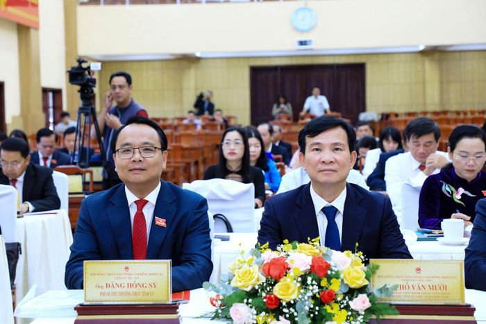 Chủ tịch UBND tỉnh Lâm Đồng Hồ Văn Mười và Phó Bí thư Thường trực Tỉnh ủy Đặng Hồng Sỹ dự kỳ họp