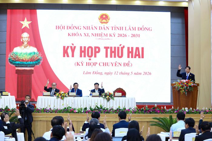 Các đại biểu thông qua chương trình Kỳ họp thứ hai, HĐND tỉnh Lâm Đồng khóa XI