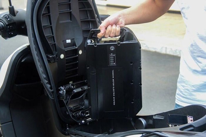 Pin Yamaha NEO’s khá gọn nhẹ (Ảnh: Dinhnam).
