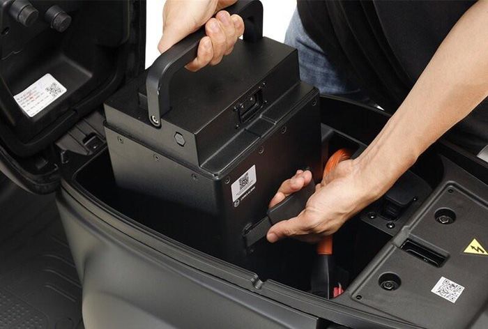 Pin sạc rời trên xe máy điện Yadea Oris (Ảnh: Yadea)