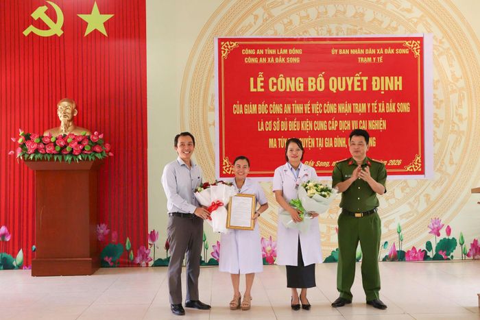 Lãnh đạo Phòng Cảnh sát điều tra tội phạm về ma túy và chính quyền địa phương tặng hoa chúc mừng