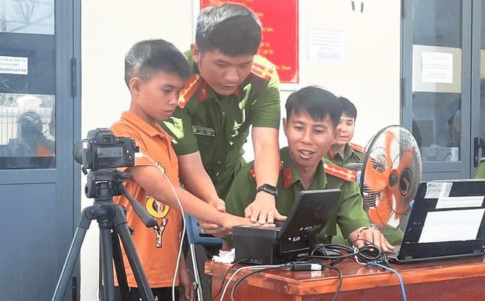 Lực lượng công an lấy dấu vân tay để cấp căn cước công dân cho học sinh