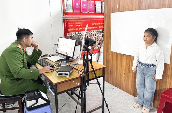 Lực lượng công an chụp hình căn cước công dân cho học sinh