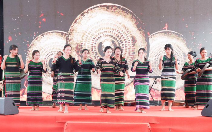 Người dân bon Bu Nung “ăn mừng” trong ngày về sống tại Điểm dân cư liền kề chốt dân quân biên giới xã Quảng Trực