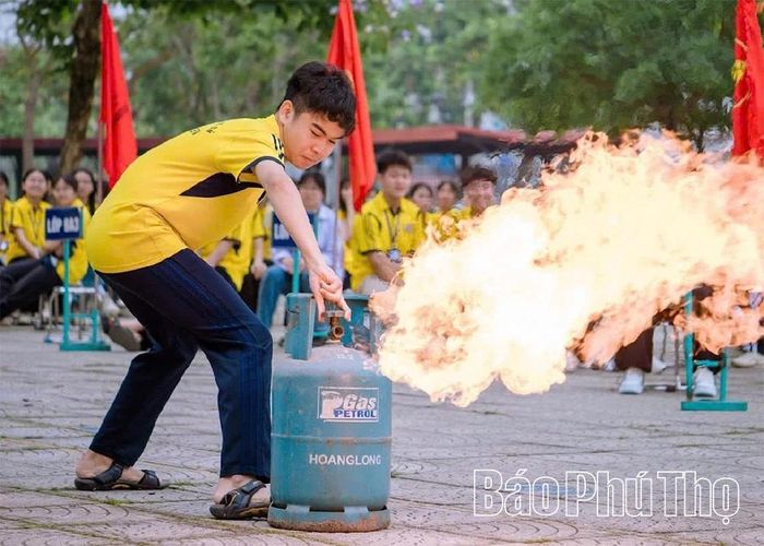 Học sinh Trường THCS Phúc Yên thực hành thoát nạn và xử lý tình huống cháy.
