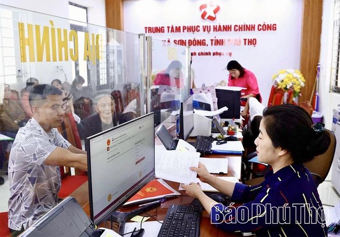 Trung tâm Phục vụ hành chính công xã Sơn Đông luôn tạo mọi điều kiện thuận lợi cho người dân thực hiện các thủ tục hành chính.