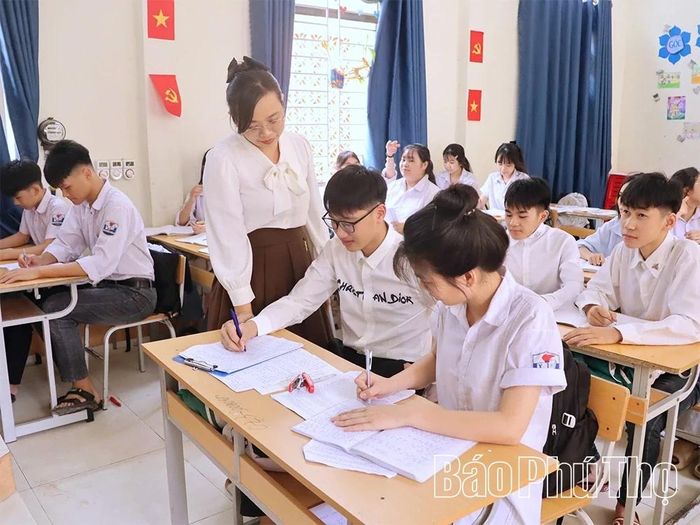 Cô và trò Trường THCS Yên Kỳ (xã Yên Kỳ) trong giờ ôn tập.