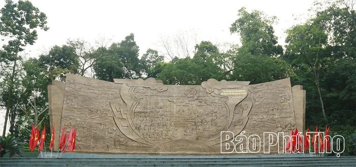 Bức phù điêu Bác Hồ nói chuyện với cán bộ, chiến sĩ Đại đoàn Quân Tiên phong tại Ngã năm Đền Giếng.