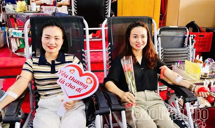 Cán bộ, giáo viên Trường Mầm non Duy Phiên tham gia hiến máu tình nguyện với tinh thần trách nhiệm và sẻ chia vì cộng đồng.