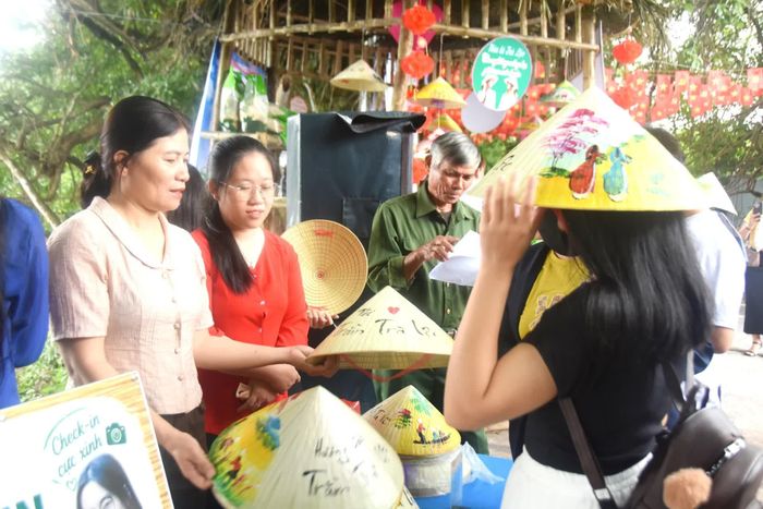 Sản phẩm nón lá truyền thống làng Trà Lộc được du khách ưa thích -Ảnh: Đ.V
