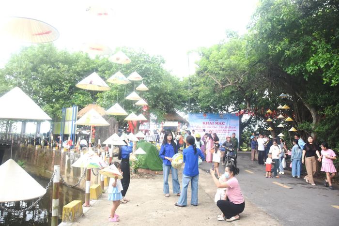 Đông đảo người dân, du khách đến tham quan, trải nghiệm các hoạt động chương trình “Hương sắc Vĩnh Định-Điểm hẹn tháng 4” - Ảnh: Đ.V