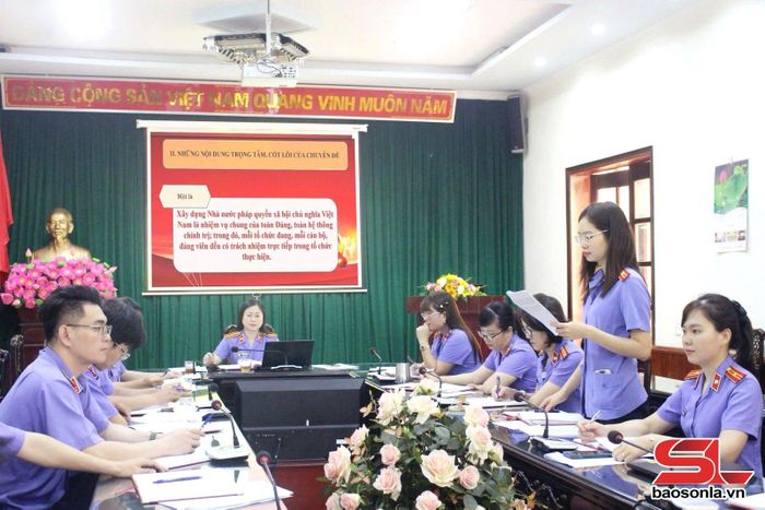 Một buổi sinh hoạt chi bộ tại Chi bộ 2, Đảng bộ VKSND tỉnh.