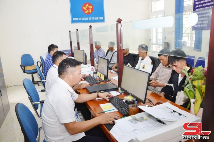Giải quyết thủ tục hành chính cho nhân dân tại Trung tâm Phục vụ hành chính công xã Chiềng Hặc.