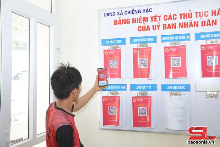 Người dân quét mã QR tra cứu thông tin về các thủ tục hành chính.