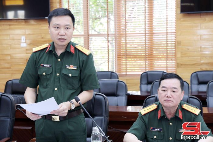 Đại diện Ban Chính sách, phòng Chính trị, Bộ CHQS tỉnh báo cáo việc triển khai Chiến dịch trên địa bàn tỉnh