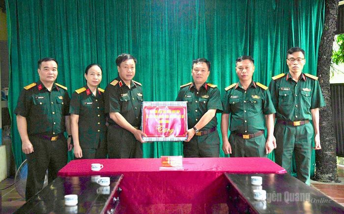 Đoàn công tác Ban Chỉ đạo về tìm kiếm, quy tập và xác định danh tính hài cốt liệt sĩ Quân khu 2 tặng quà cho Đội tìm kiếm, quy tập hài cốt liệt sĩ thuộc Bộ CHQS tỉnh Tuyên Quang.