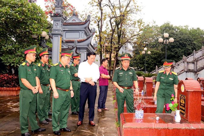 Đoàn công tác Ban Chỉ đạo về tìm kiếm, quy tập và xác định danh tính hài cốt liệt sĩ Quân khu 2 khảo sát tại Nghĩa trang liệt sĩ phường Hà Giang 1.