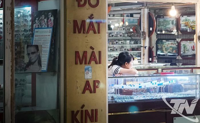 Những cửa hàng kính mắt tại “mặt tiền” chợ Thái cũng vắng khách.