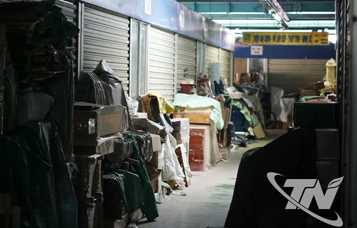 Một ki-ốt đóng cửa, được tận dụng làm nơi để đồ.