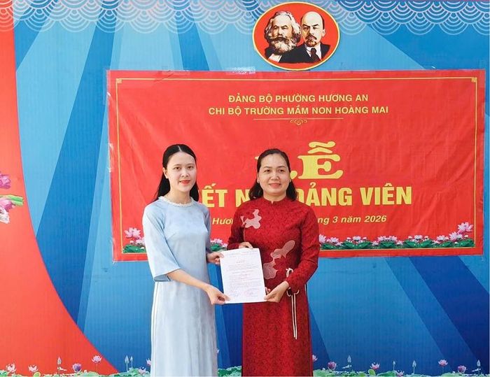 Kết nạp đảng viên là giáo viên ở phường Hương An 