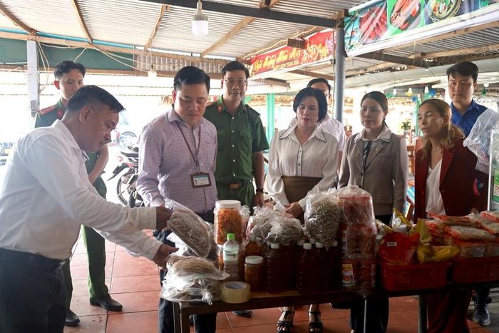 UBND xã Chân Mây - Lăng Cô lập đoàn kiểm tra, đồng thời nhắc nhở chủ hàng quán phối hợp cảnh báo đến du khách về tình trạng buôn bán "mực ma"