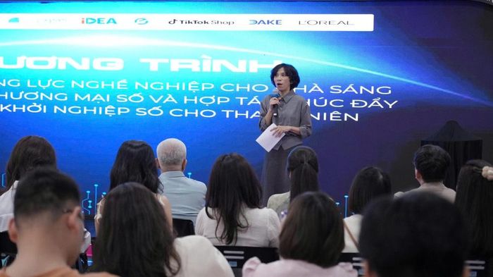  Bà Lại Việt Anh, Phó Cục trưởng Cục Thương mại điện tử và Kinh tế số (Bộ Công thương) chia sẻ định hướng thúc đẩy hệ sinh thái thương mại điện tử phát triển theo hướng bền vững và toàn diện. 