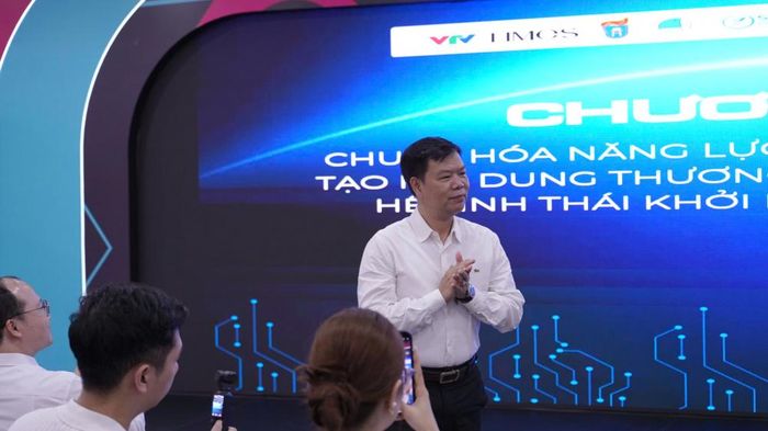  Ông Nguyễn Hữu Tuấn, Giám đốc Trung tâm Phát triển Thương mại điện tử và Công nghệ số, Cục Thương mại điện tử và Kinh tế số (Bộ Công thương) chia sẻ mô hình “học tập trọn đời” dành cho các nhà sáng tạo nội dung. 