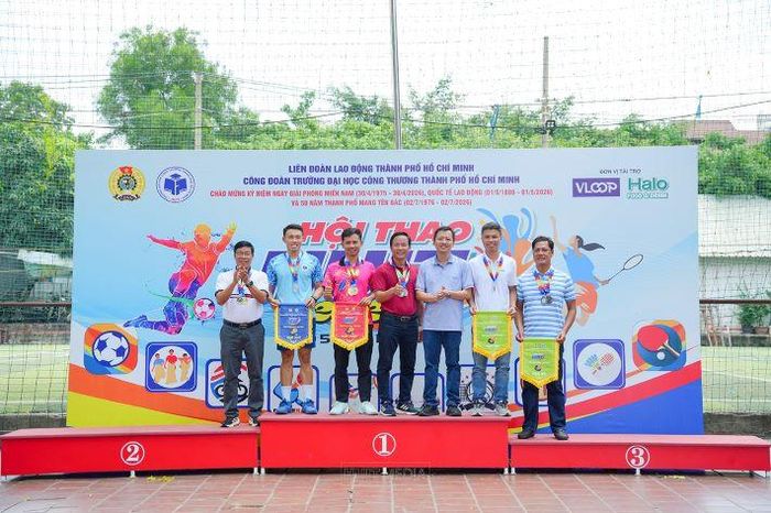 TS. Phan Xuân Cường - Phó Bí thư Đảng ủy, Trưởng phòng Công tác sinh viên trao giải môn Pickleball đôi nam quản lý cho các VĐV