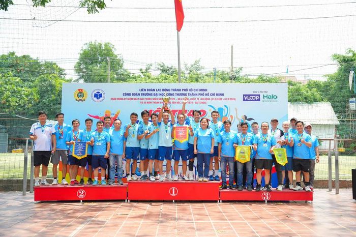 ThS. Nguyễn Thị Anh Thư - Chủ tịch Công đoàn Trường, Phó Trưởng phòng Khoa học công nghệ và GS.TS. Nguyễn Tấn Phong - Trưởng khoa Sinh học và Môi trường trao giải môn Bóng chuyền nam cho các đội thi