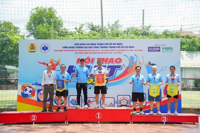 Ông Phạm Tuấn Anh - Đại diện Nhà tài trợ Halo Food &amp; Drink - Căng tin Cơ sở 1 trao giải môn Pickleball đôi nam tự do cho các VĐV