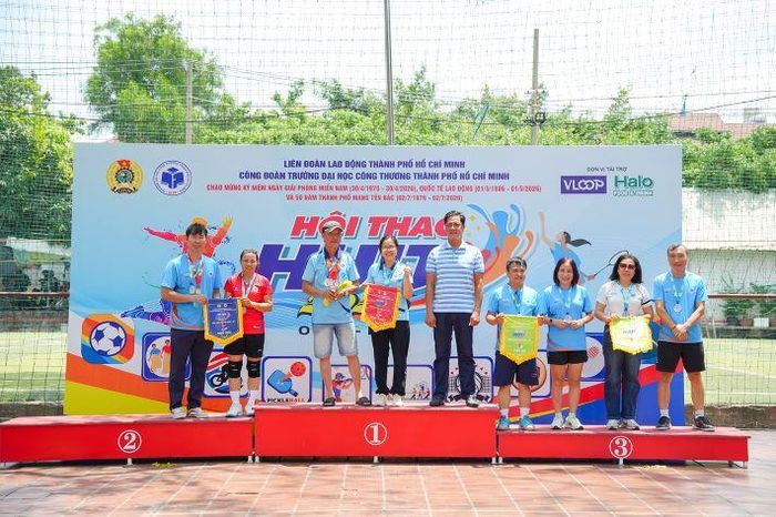 TS. Lê Văn Thảo - Trưởng khoa Giáo dục thể chất và Quốc phòng - An ninh trao giải môn Cầu lông đôi nam nữ tự do cho các VĐV