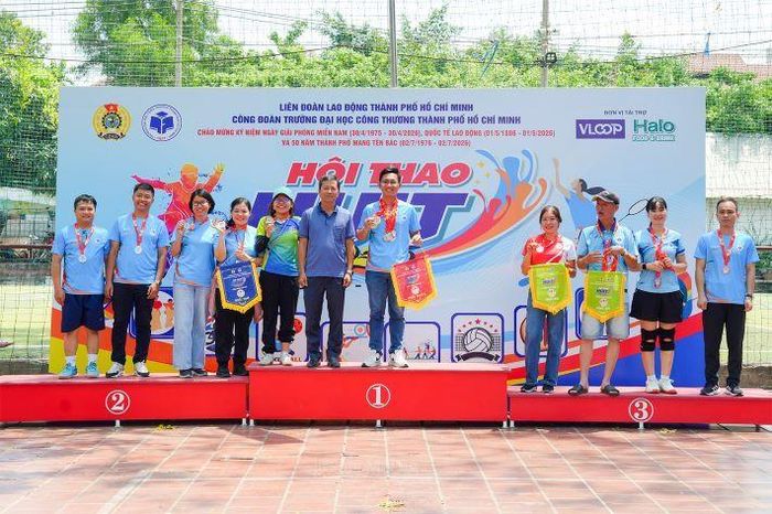 TS. Bùi Hồng Đăng - Đảng ủy viên, Tổng biên tập Tạp chí Khoa học Đại học Công Thương, Trưởng khoa Kinh tế và Quản lý công nghiệp, Trưởng ban Vì sự tiến bộ phụ nữ trao giải môn Nhảy bao bố cho các đội thi