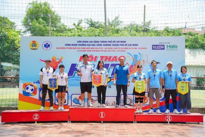 ThS. Trần Minh Bảo - Ủy viên Ban thường vụ Công đoàn, Trưởng Ban Tài chính - Đời sống - Xã hội, Giám đốc Trung tâm Công nghệ thông tin trao giải môn Pickleball đôi nam nữ tự do cho các VĐV