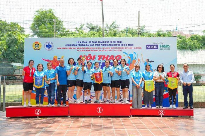 ThS. Nguyễn Văn Dung - Phó Chủ tịch Công đoàn Trường và ThS. Trần Minh Bảo - Ủy viên Ban thường vụ Công đoàn, Trưởng Ban Tài chính - Đời sống - Xã hội, Giám đốc Trung tâm Công nghệ thông tin trao giải môn Bóng chuyền hơi nữ cho các đội thi
