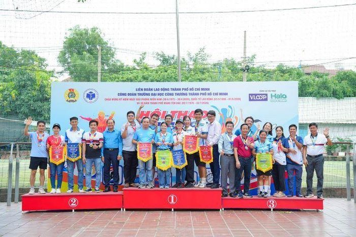 NGƯT. PGS. TS. Nguyễn Xuân Hoàn – Bí thư Đảng ủy, Hiệu trưởng Nhà trường, Trưởng ban chỉ đạo Hội thao và Ông Mai Ngọc Thuần - Ủy viên BCH Liên đoàn Lao động thành phố, Tổ phó tổ công tác quản lý địa bàn số 2 trao giải Toàn đoàn cho các đội thi