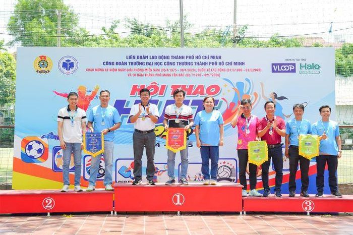 ThS. Nguyễn Thị Anh Thư - Chủ tịch Công đoàn Trường, Phó Trưởng phòng Khoa học công nghệ trao giải môn Cầu lông đôi nam quản lý cho các VĐV
