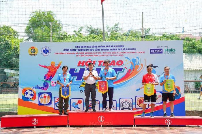 NGƯT. PGS. TS. Nguyễn Xuân Hoàn – Bí thư Đảng ủy, Hiệu trưởng Nhà trường, Trưởng ban chỉ đạo Hội thao trao giải môn Cờ tướng cho các VĐV